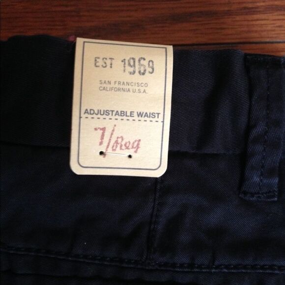NWT Gap Bermuda shorts. Size 7 - Picture 3 of 3